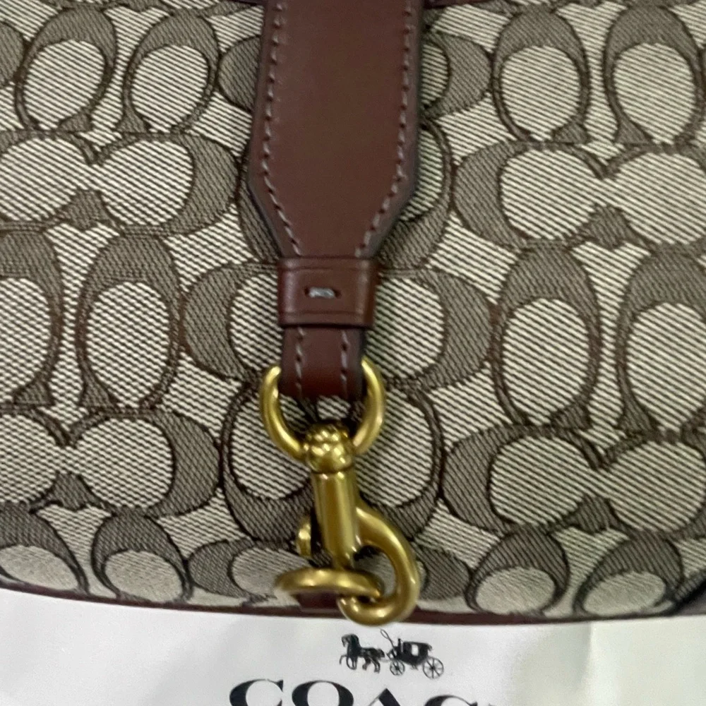Coach dimensions l26